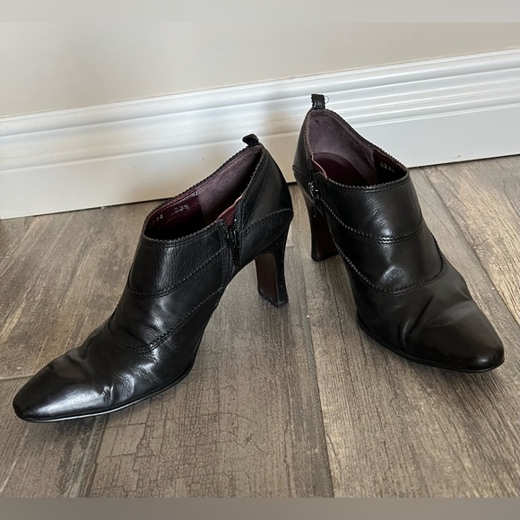 Woman Natural Leather Pointed Toe Ankle Booties (size 7) - Picture 4 of 13